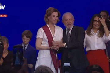 “Fernanda Torres, Liniker e outros talentos são homenageados por Lula em celebração