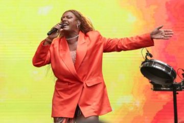 Liniker brilha em palco para multidão de 120 mil pessoas: “Me senti
